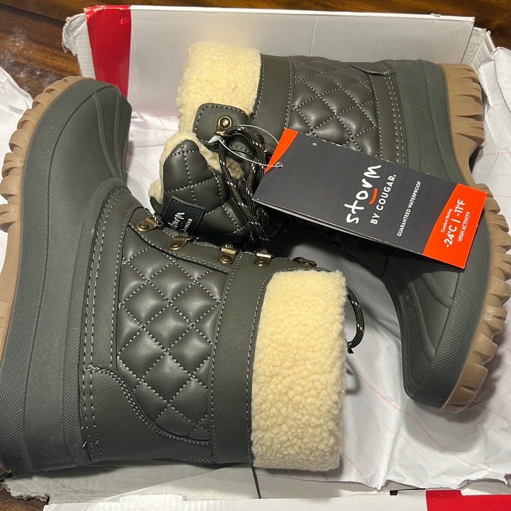New with tag Storm by Carlisle Winter boot